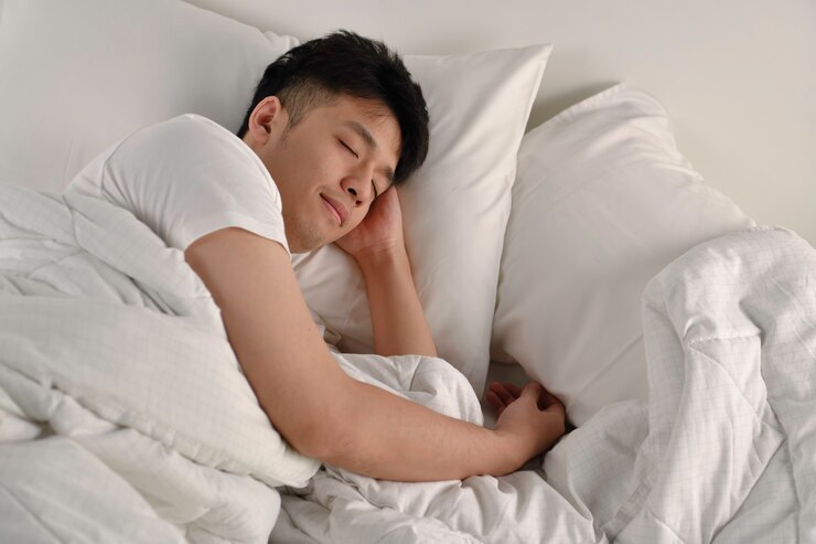 Photo handsome young asian man sleeping in bed