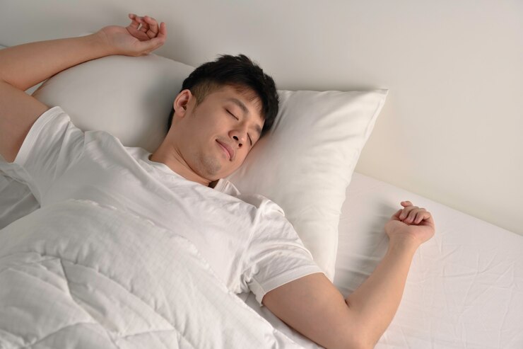 Photo handsome young asian man sleeping in bed