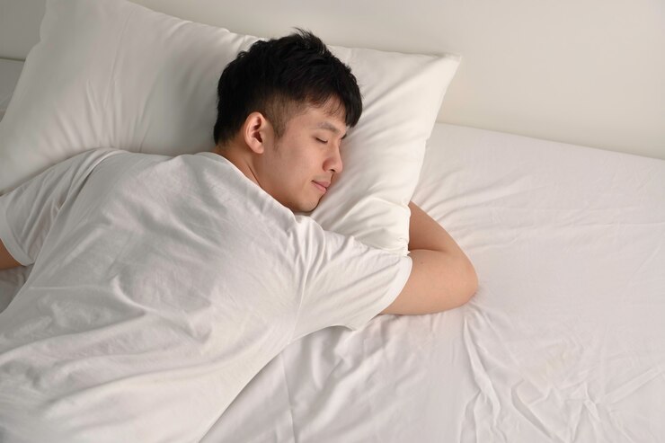 Photo handsome young asian man sleeping in bed