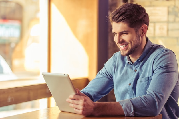 Photo handsome young businessman is using a tablet.