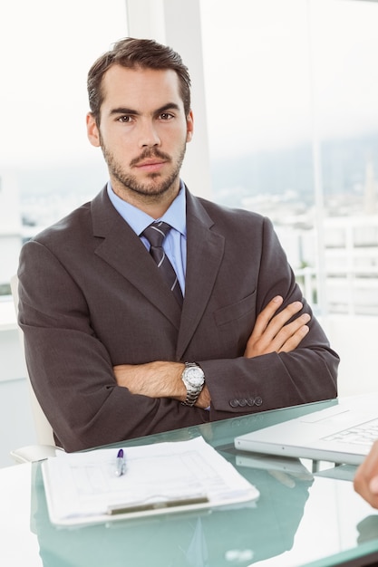 Photo handsome young businessman at office desk
