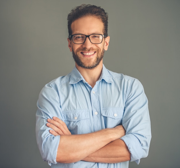 Photo handsome young businessman in shirt and eyeglasses.