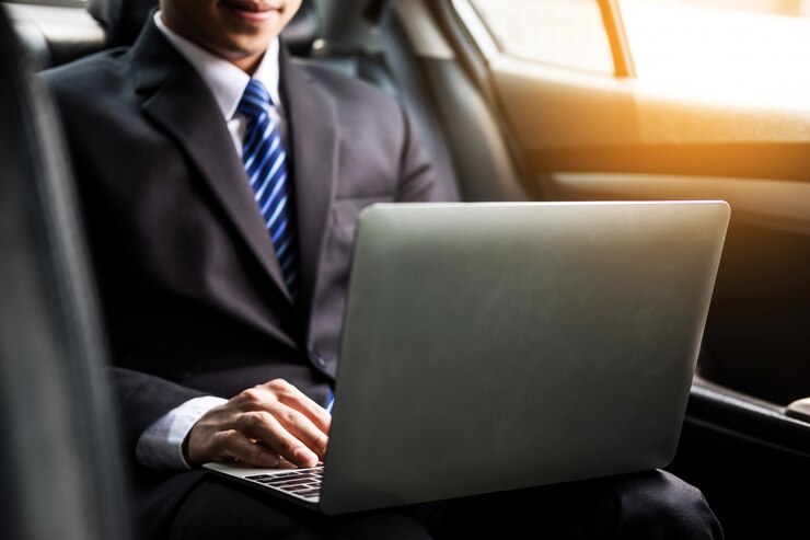 Photo handsome young businessman using laptop 