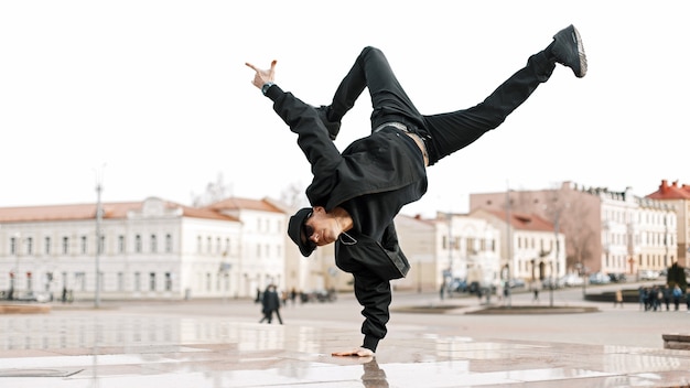 Foto bel giovane ballerino ballerino maschio si esibisce in città