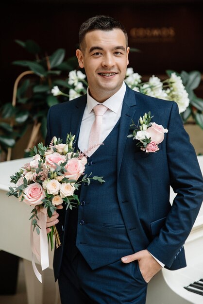 Photo handsome young groom smiling and looking at camera