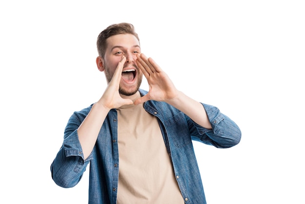 Bel giovane ragazzo in camicia di jeans