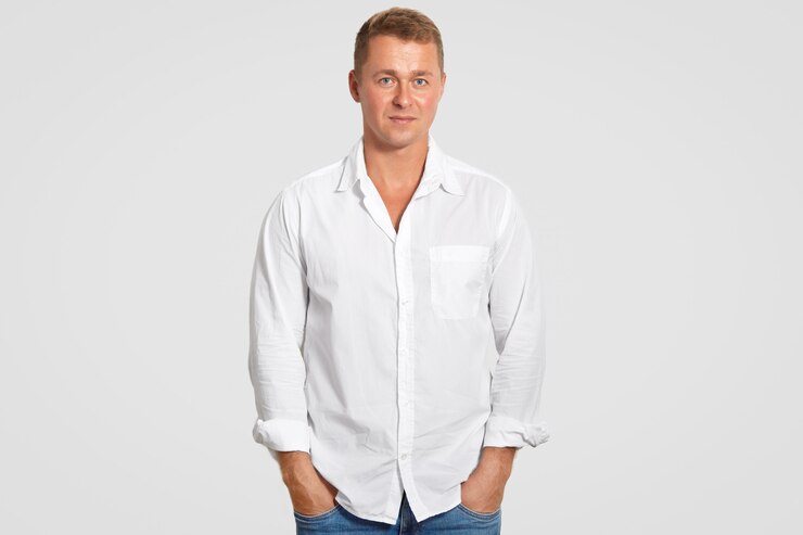 Photo handsome young male in white shirt