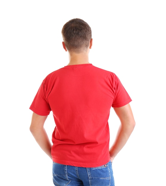 Красивый молодой человек в пустой красной футболке на белом фоне