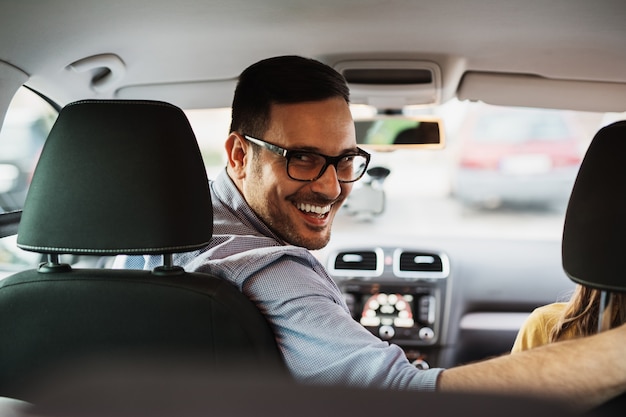 車を運転するハンサムな若い男。