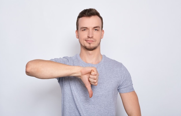 Photo handsome young man gesticulating isolated