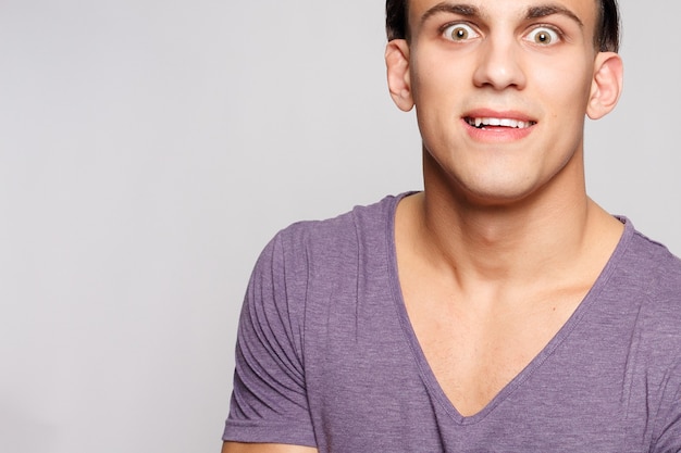 Photo handsome young man on grey background looking at camera