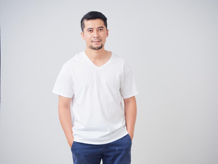明るい背景のハンサムな若い男