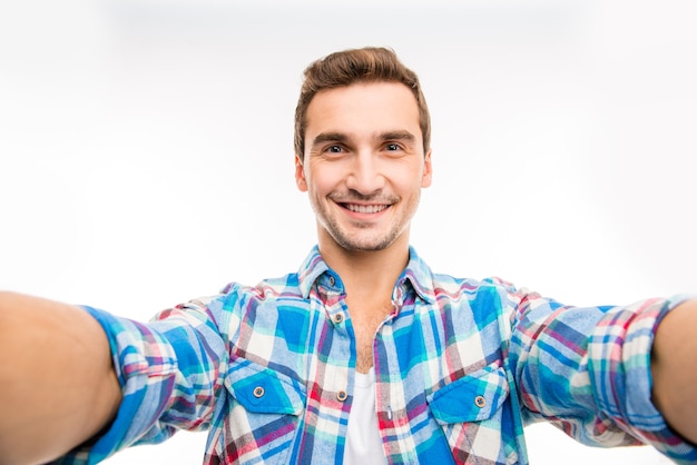 Photo handsome young man making selfie photo