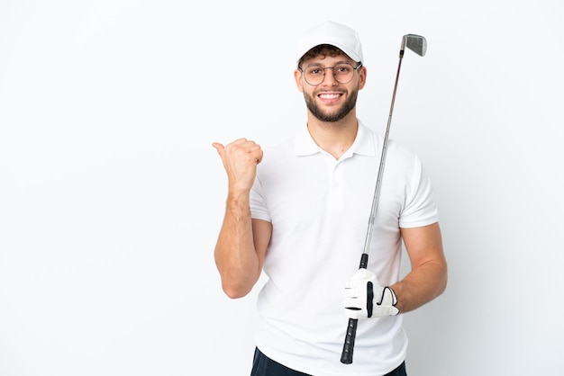 Photo handsome young man playing golf isolated on white background pointing to the side to present a product