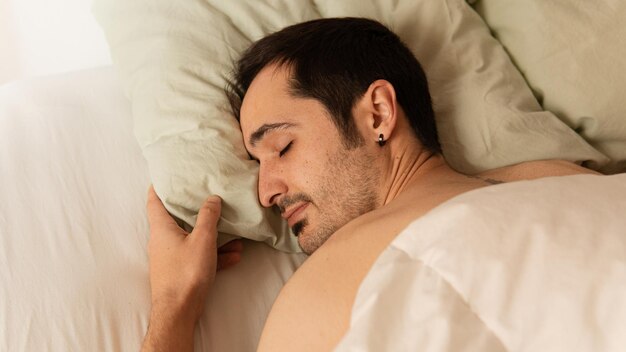 Photo handsome young man sleeping during morning