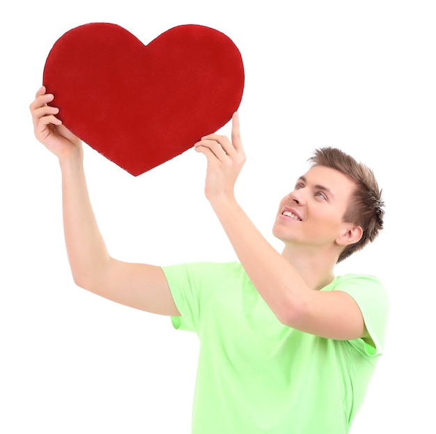 Foto giovane bello con grande cuore rosso, isolato su bianco