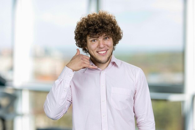 Foto un bel giovane con i capelli ricci mi chiama gesto.