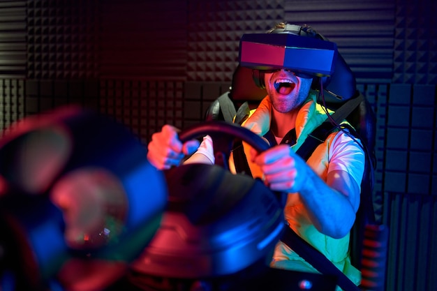 가상 현실 안경을 쓴 잘생긴 청년. VR, 게임, 엔터테인먼트, 미래 기술 개념.