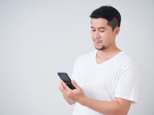 スマートフォンでハンサムな若い男。