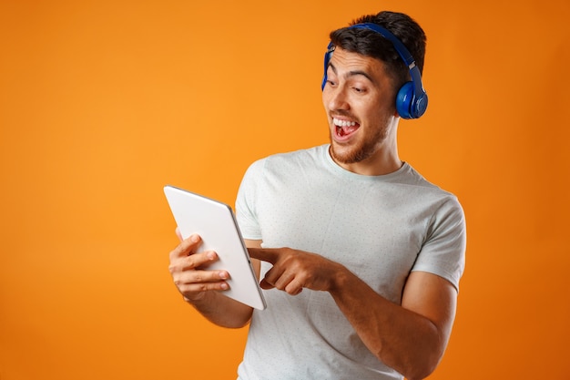 Photo handsome young mixed-race man listening to music with blue headphones