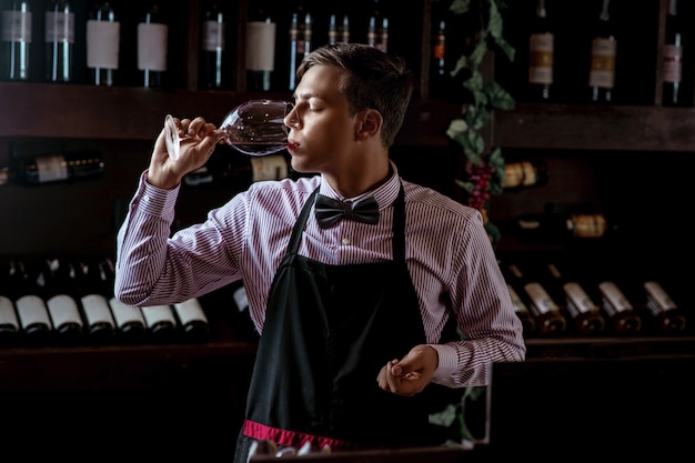 Bel giovane sommelier presso l'enoteca