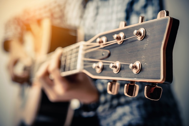 Handspel akoestische fingerstyle gitaar.