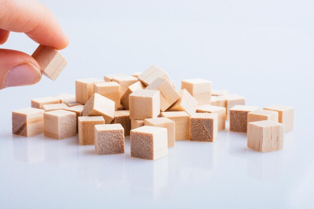 Handspel met houten speelgoedblokjes als educatieve spelletjes