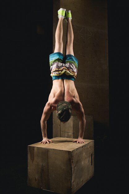 Handstand push-up man training bij sportschool pus ups