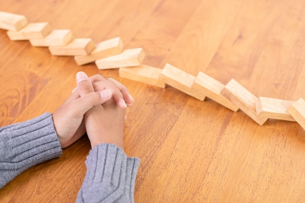 Handstop houten blok, waardoor een domino-risico-effect ontstaat