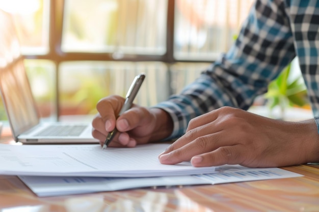 Handtekeningen en handtekeningen van documenten met een close-up van een werknemer op afstand thuis voor financieel beheer