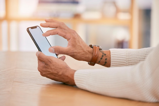 Handtelefoon en sociale media met een persoon in de eetkamer thuis voor communicatie als app-gebruiker Mobiel contact en e-mail met een volwassene in een huisclose-up om te netwerken of op internet te surfen