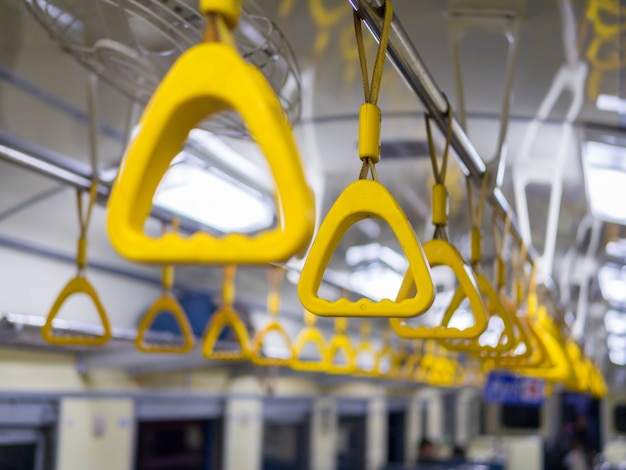 Foto handvat op het plafond van de bustrein