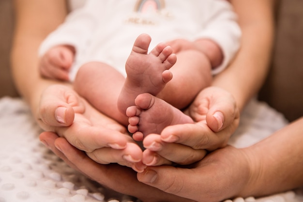 Handvatten en benen van de pasgeboren baby