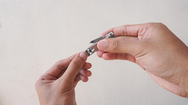 handverzorging met nagelknipper man schoonmaakt en snijdt nagels