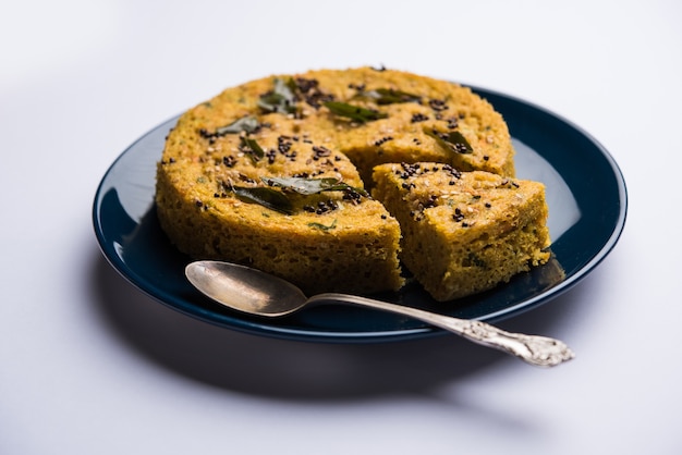 Handvo 또는 handwa는 인도 구자라트 지방이 원산지인 야채 케이크입니다. 선택적 초점