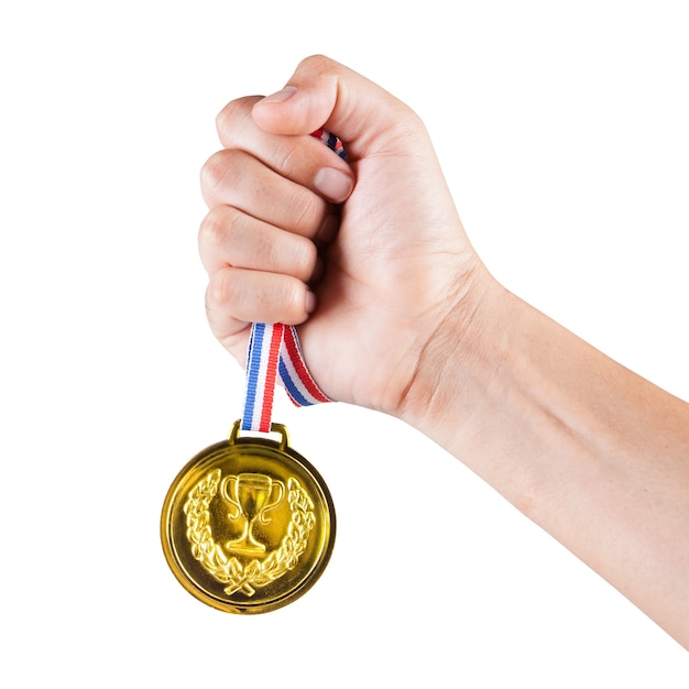 Handvol aziatische man met gouden medaille geïsoleerd op een witte achtergrond.