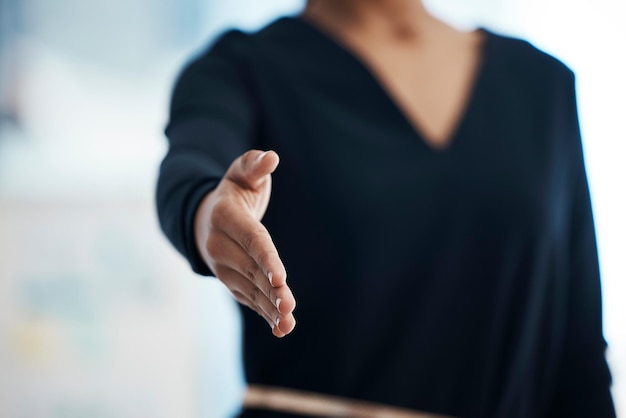 Handvrouw en professionele handdruk in zakelijke bijeenkomst of welkom bij interviewonderhandelingen of teamwerk Zakenvrouwgebaar en handen schudden voor samenwerkingsovereenkomst of promotie