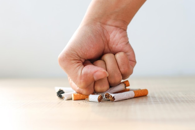 Handvuist inslaan of slaan op sigaret Rookreductiecampagne op Werelddag zonder tabak