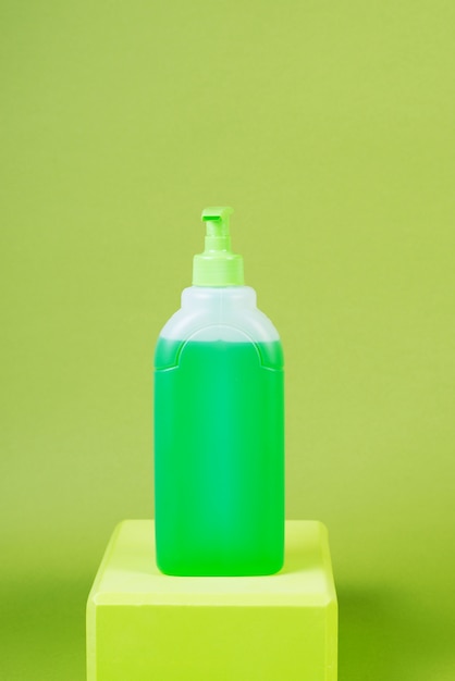 Handwas en desinfectieproduct in een fles op een groene achtergrond