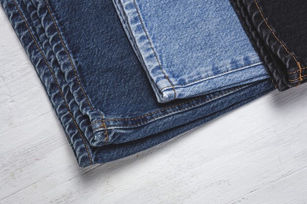 Handwerk, kledingreparatie. Gescheurde jeans naaiaccessoires van bovenaf. plat leggen