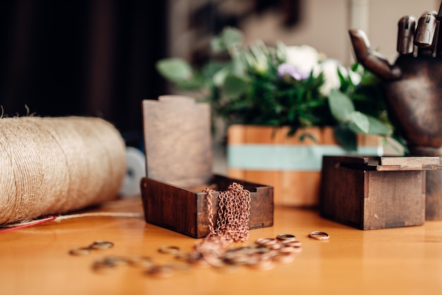 Handwerk, metalen ringen en houten kist op tafel