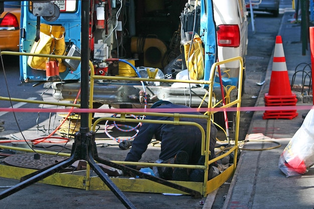 Foto handwerker die aan de weg werkt in de stad