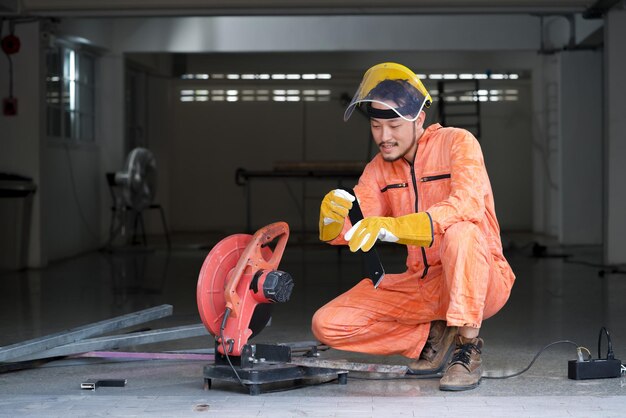 Foto handwerker met kettingzaag