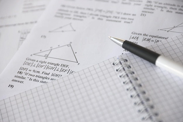 写真 幾何学クラスでの試験練習クイズまたはテストでの幾何学タスクの手書き指数方程式の概念を解く