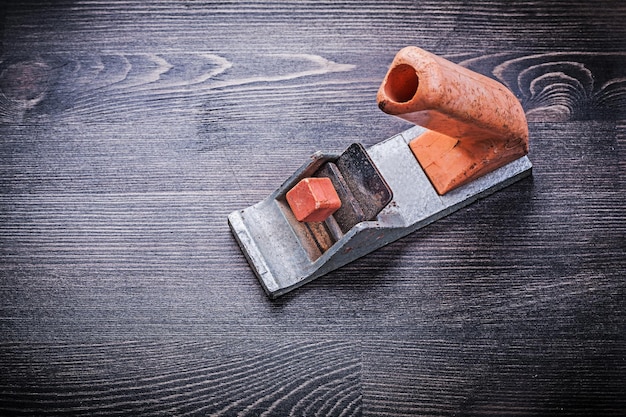 Foto pratico mini aereo vintage per la lavorazione del legno su tavola di legno