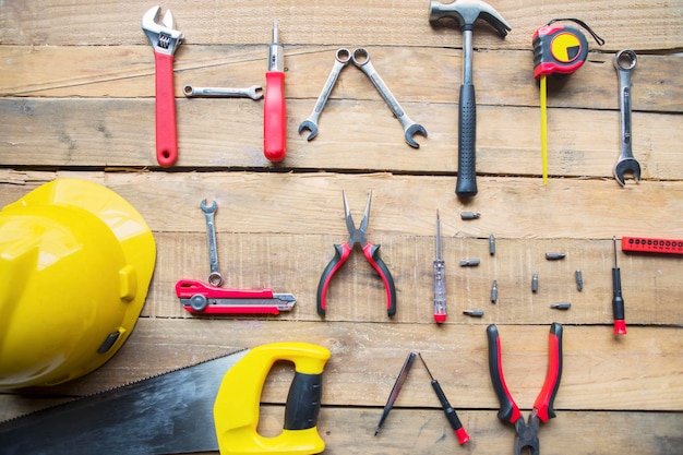 Foto strumenti utili a forma di testo di happy labor day sul tavolo