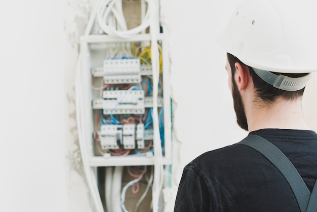 Handyman kijken naar schakelbord