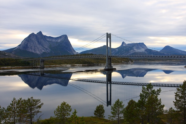 Hangbrug bij de Noorse bergen