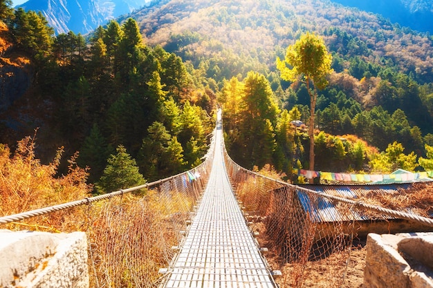 Hangbrug in de bergen van Himalayagebergte, Nepal. Khumbu-vallei, Everest-regio, nationaal park Sagarmatha