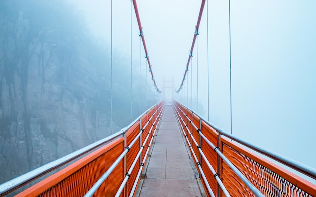 Foto hangbrug in de wolken